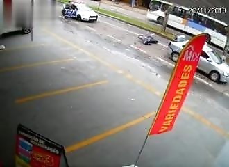 Un suspect en moto veut échapper à la police et se crashe brutalement