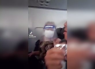 Une femme avec deux masque agresse son voisin parce qu'il mange dans l'avion !