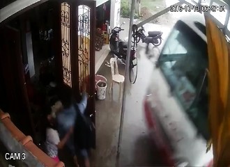 Il tente d’arrêter un bus et manque de se faire écraser par ce dernier (Viêt Nam)