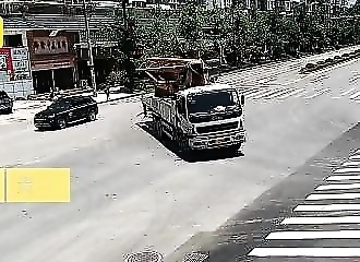 Chine : un motocycliste grille un feu rouge et frôle la mort