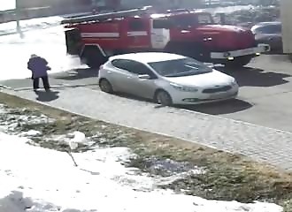 Le tuyau des pompiers met une balayette à une femme âgée