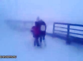 En pleine tempête de neige, des écoliers essaient de rentrer chez eux (Russie)