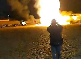 Rester près d'une station essence en feu est une mauvaise idée