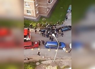 Une voiture mal garée empêche les pompiers de passer, la foule se mobilise pour leur libérer le passage