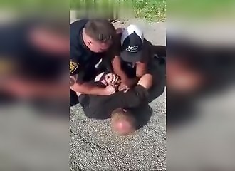 Un combattant MMA vient en aide à un policier qui lutte pour sa vie
