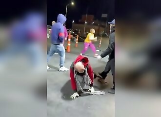 Fight at a foodtruck, over an unpaid meal
