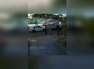 Des voyous s'arrêtent pour voler une vieille dame (Public averti)