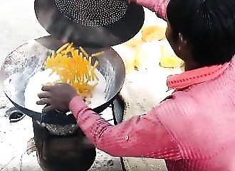 Inde : le far-far, cette préparation que l’on cuit dans le sable