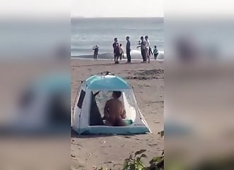 Oups, il oublie de fermer la porte de sa tente sur la plage 