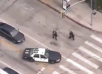Des policiers tentent de se replier avant l’arrivée des manifestants (FAIL)