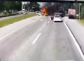 Accident explosif provoqué par un gros pick-up