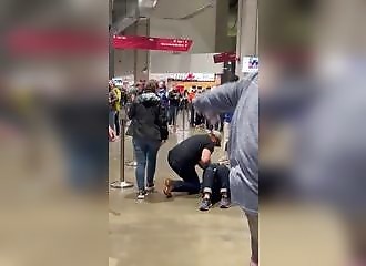 Elle se fait mettre KO alors qu'elle tente d'arrêter une bagarre
