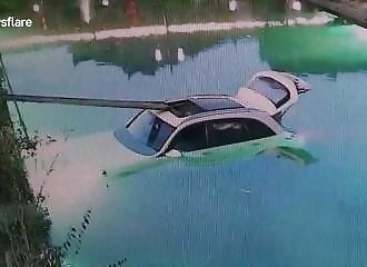 Un chien envoie la voiture de sa maîtresse à l’eau (Chine)