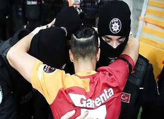Le beau geste d’un footballeur à l’endroit de policiers endeuillés par la mort de 30 des leurs (Turquie)