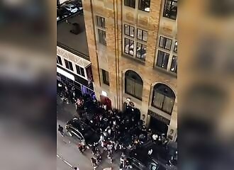 Enfoiré lance une bouteille depuis un toit 