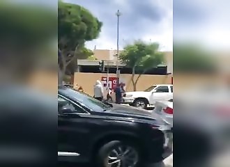 Une cycliste se fait sauvagement agresser, l’automobiliste venu la défendre copieusement tabasser (Californie)