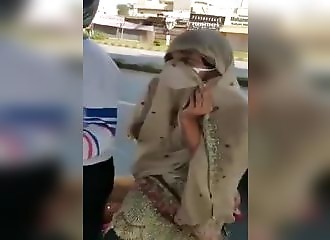 Déguisé en femme, un homme tente d’échapper au confinement (Pakistan)