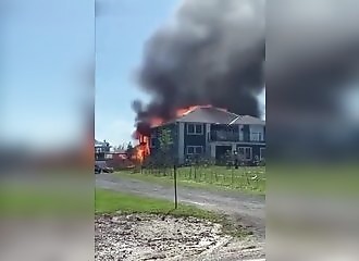 Une maison explosion alors que des pompiers tentent d’éteindre l’incendie