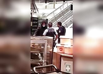 La police arrête un homme parce que son masque n'est pas assez serré !