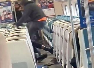 Il stoppe un homme armé d'un cutter en le frappant avec sa chaussure