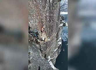 He jumps from a height of 40 metres (New world record)