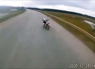 Un motocycliste fou percute un couple en moto