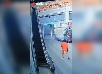 Accroché à la rambarde d’un escalator, un enfant frôle le gros accident