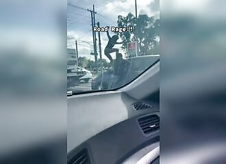 Deux individus tentent de rentrer dans une voiture pour violenter le conducteur