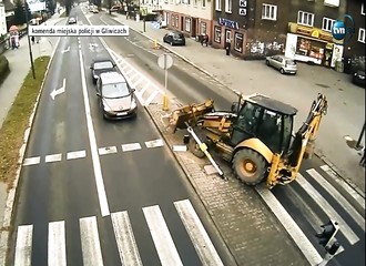 Une femme manque de se faire renverser par une tractopelle