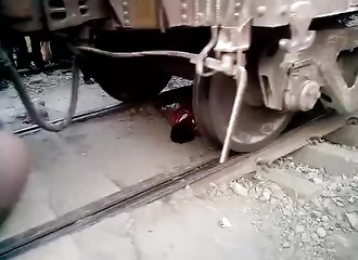Inde : heurté par un train, un homme s’en tire miraculeusement