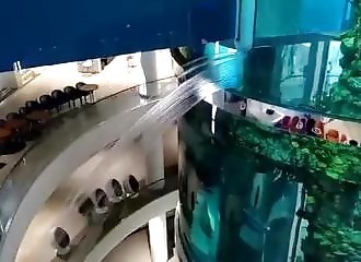Un aquarium géant se fissure et inonde un centre commercial (Moscou)