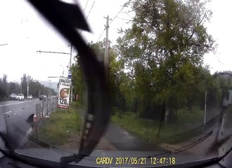 Deux piétons se font faucher par une voiture faisant partie d’un cortège de mariage