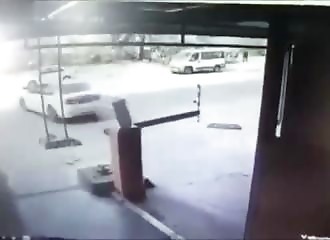 Une BMW X5 tombe du 3ème étage depuis le parking d’un centre commercial