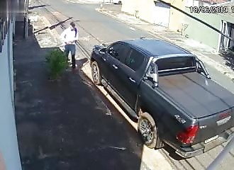 Un braqueur armé demande à un automobiliste d’ouvrir sa portière