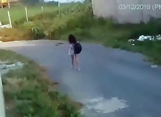 Brésil : une fille fait une rencontre très bizarre !
