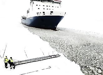 Finlande : la technique infaillible pour prendre un bateau en marche