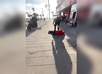 Une bonne décharge électrique pour calmer un homme qui agresse un policier