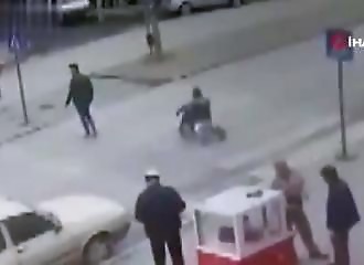 À un passage piéton, une personne en fauteuil roulant se fait renverser par un chauffard