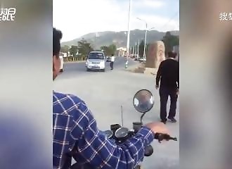 Un camion malaxeur veut éviter une collision avec une voiture (Fail)