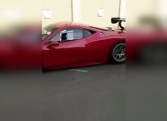Un homme nous montre la portière décapotable de sa Ferrari