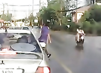 Si ce scootériste avait été plus attentif, cet accident aurait pu être évité