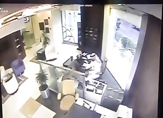Un homme fait une entrée fracassante dans une banque…