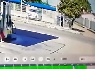 Sa roue arrière ? Il l’a fini brutalement contre un camion !