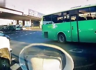 En excès de vitesse, un autocar grille un feu rouge (Israël)