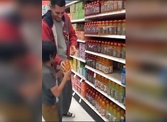 Un père invite sa fille à boire du jus, puis à rendre les bouteilles dans les rayons