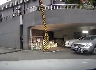 Chine : une femme se fait écraser par sa propre voiture