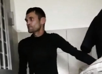 Les policiers russes mettent aux arrêts un homme et ils font une curieuse découverte