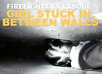 Chine : des pompiers viennent en aide à une gamine qui a la tête coincée entre deux murs