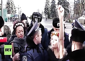Deux FEMEN arrêtées les seins nus devant le parlement ukrainien