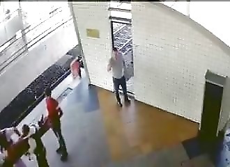 Tuée en essayant de prendre un train en marche
